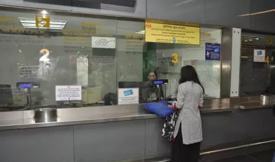 dmrc likely to give facility to buy delhi metro token from debit-credit card