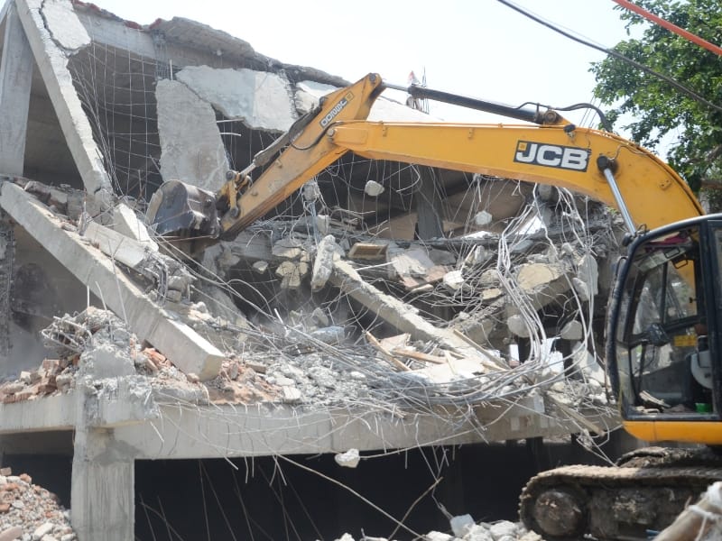 LDA demolished illigal construction of Gayatri Prajapati.