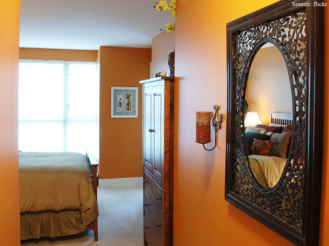  according to vastu shastra put a mirror on right direction