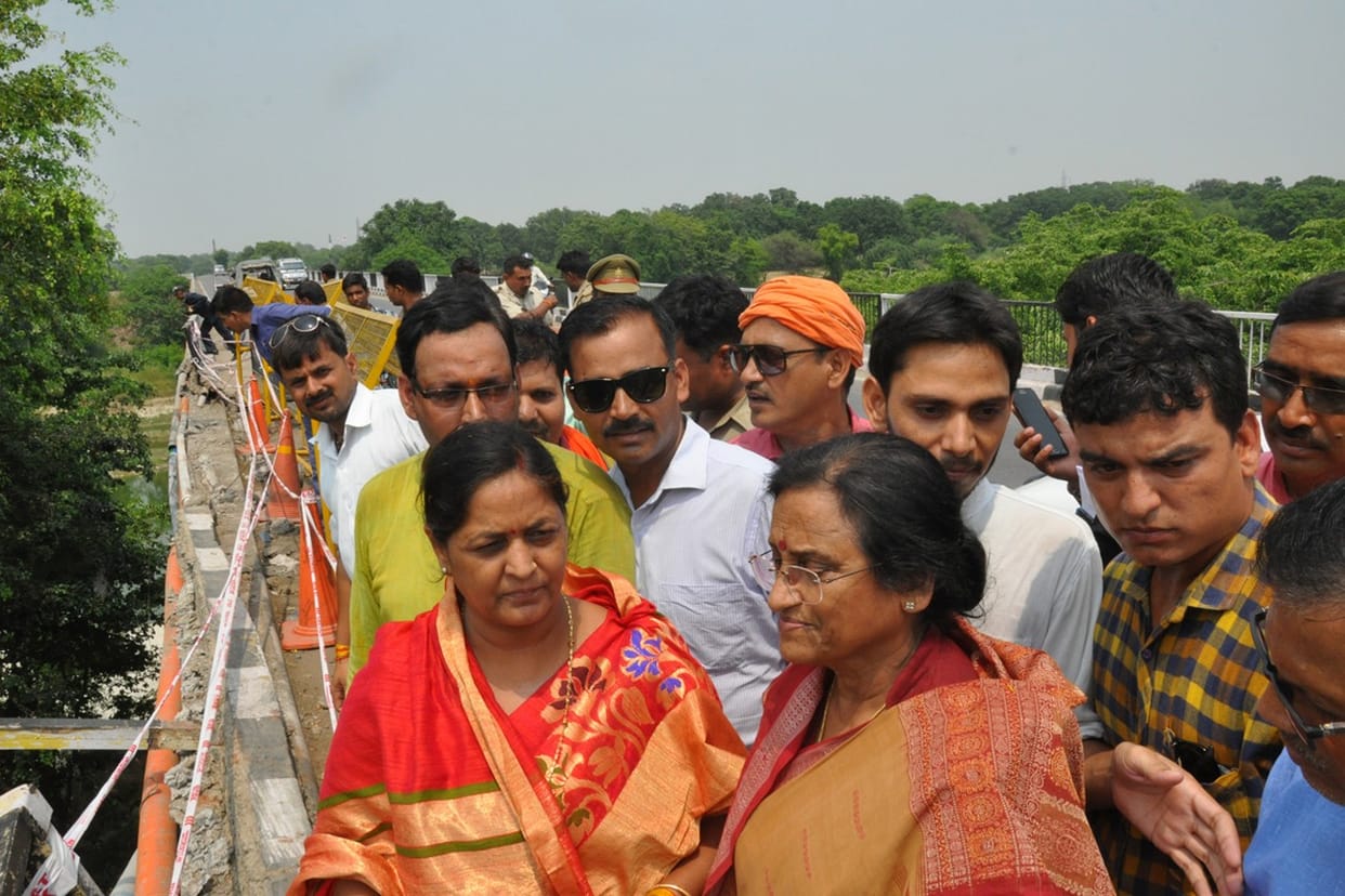 The cabinet minister took stock of the spot