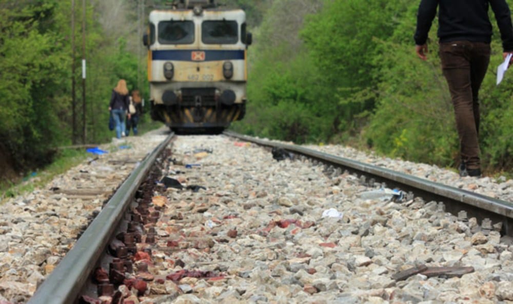 Chief loco pilot kills self by jumping before Mumbai local train