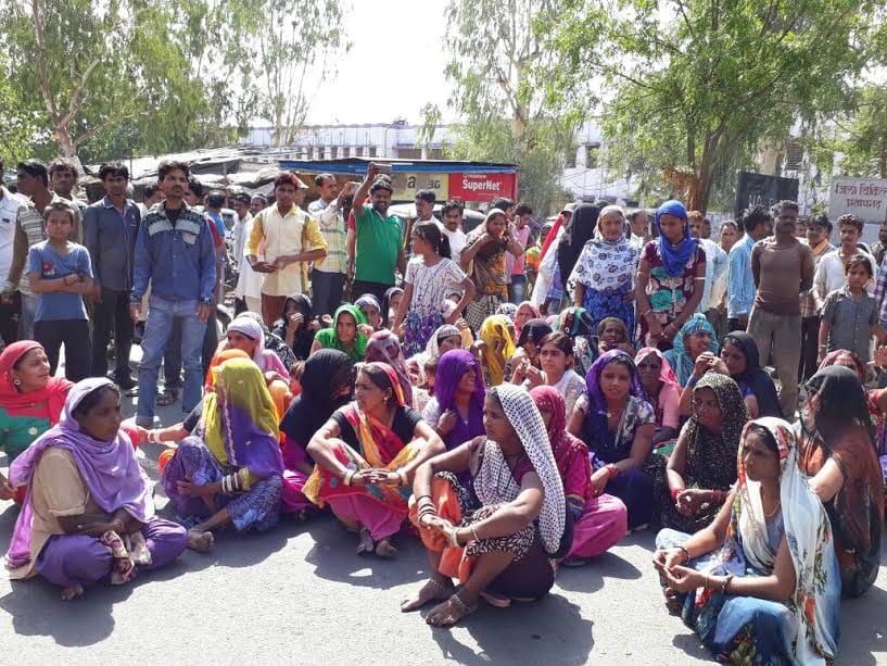tension in pratapgarh in issue of defecating