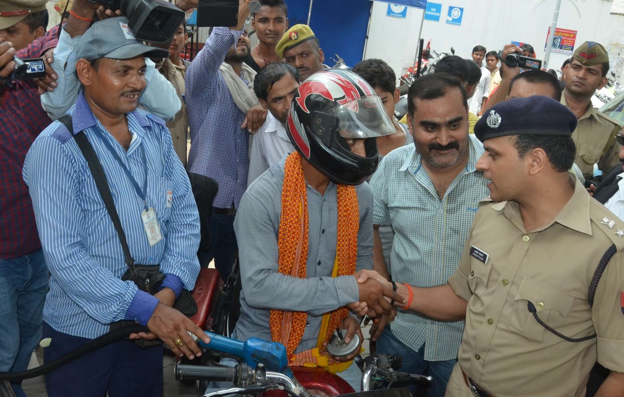 Dress the helmet and give flowers to the petrol driver