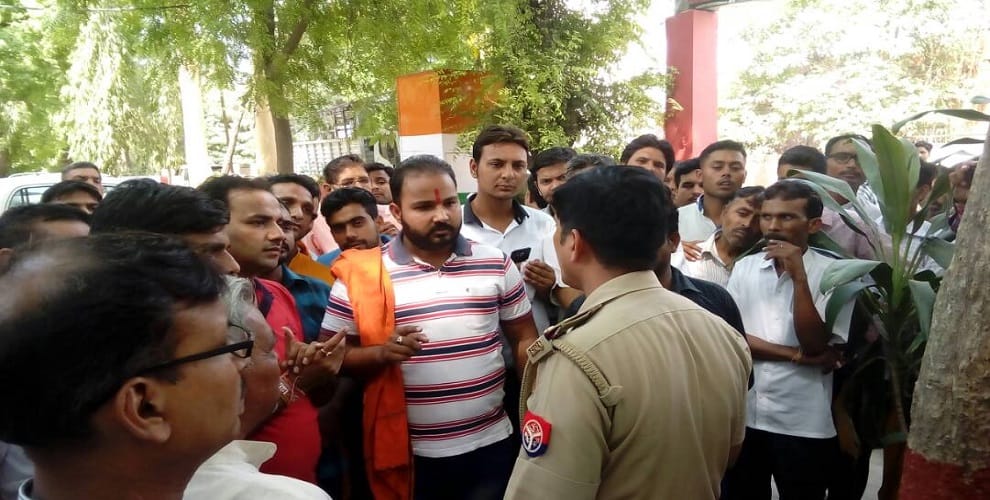 Attack on the police who reached the notice of Animal Cattle, scramble