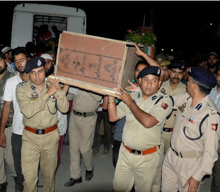 policemen to contribute one day salary to martyr families