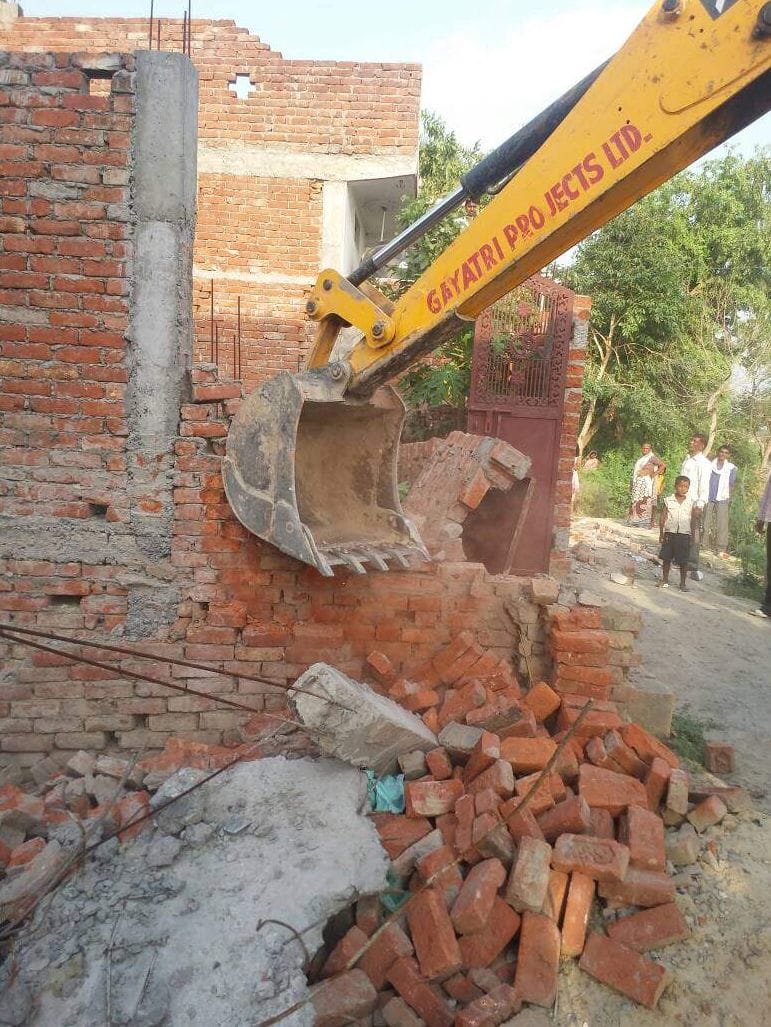 Administration collapsed with bulldozers