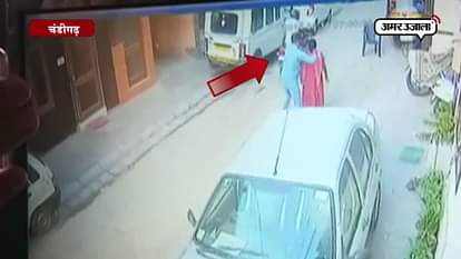 CHAIN SNATCHING AT CHANDIGARH SECTOR 56 RECORDED IN CCTV CAMERA