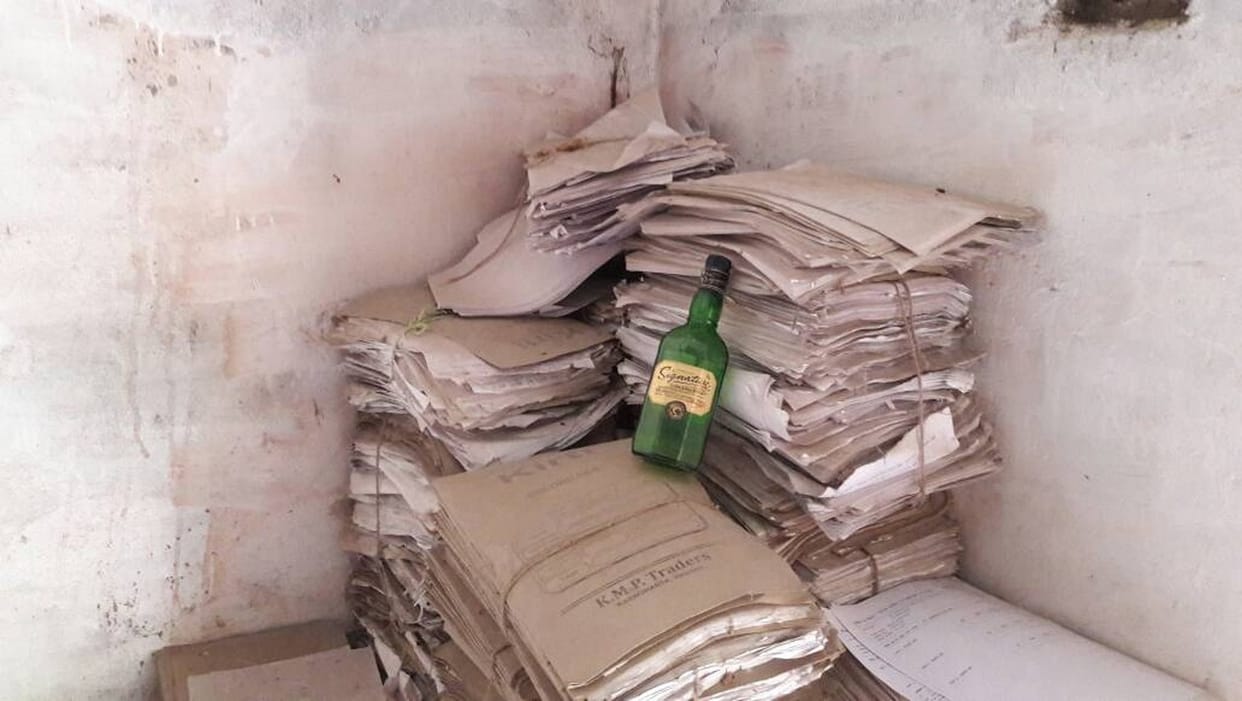 Bottle of liquor on the files, the flurry commissioner