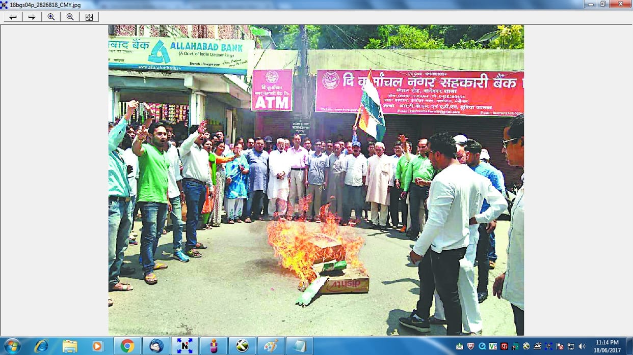 congress puts centre and state government's effigy on fire