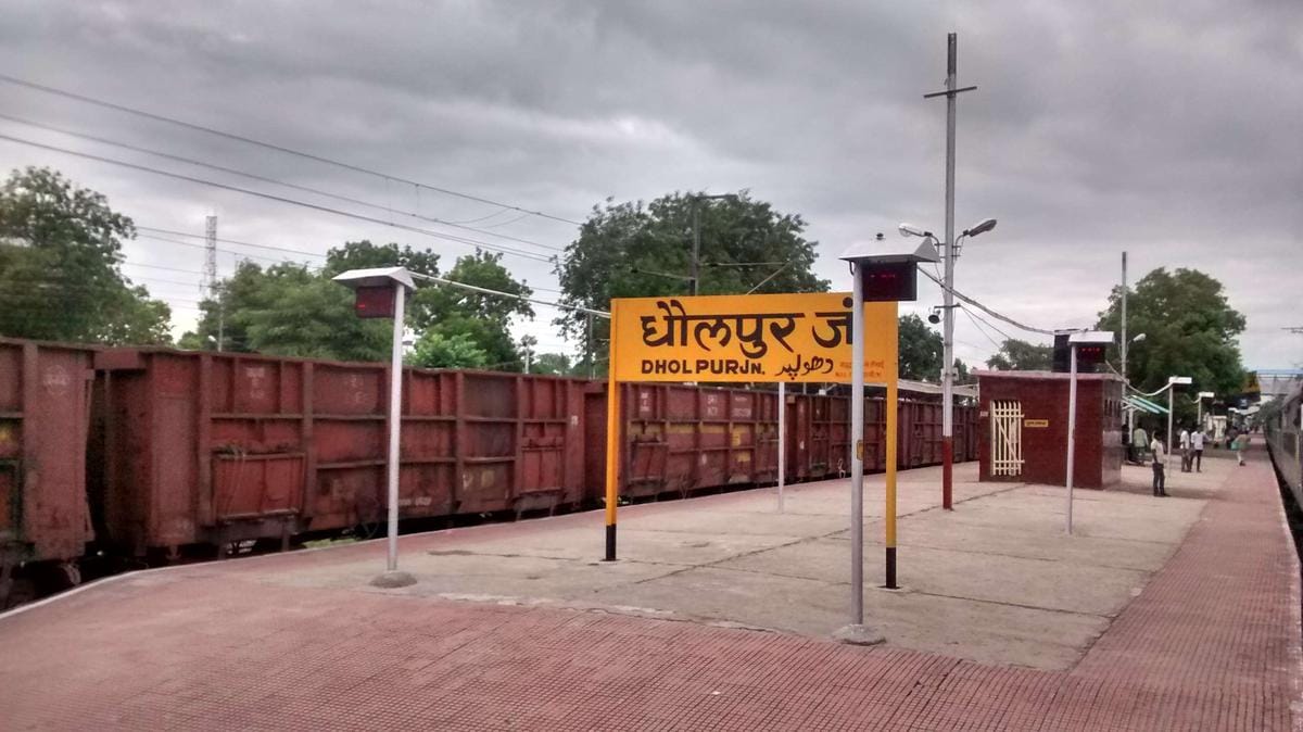 youth dead in dholpur railway station waiting room