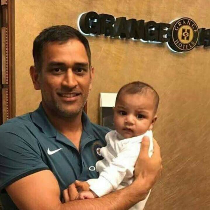 MS Dhoni’s photo with pakistan captain Sarfraz Ahmed’s son, photo viral