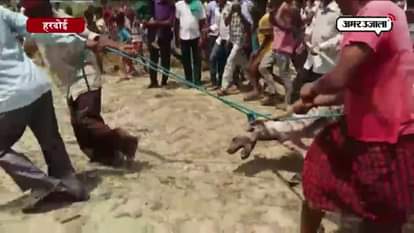 HUNTERS CATCH A HYENA IN HARDOI