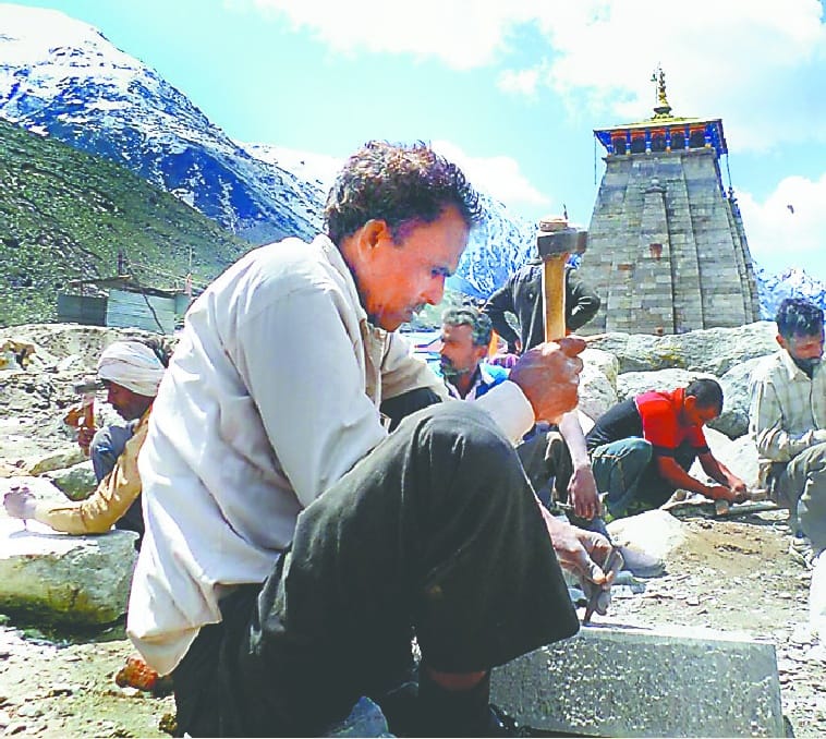  kedarnath disaster Boulder is now used to decorate temple 
