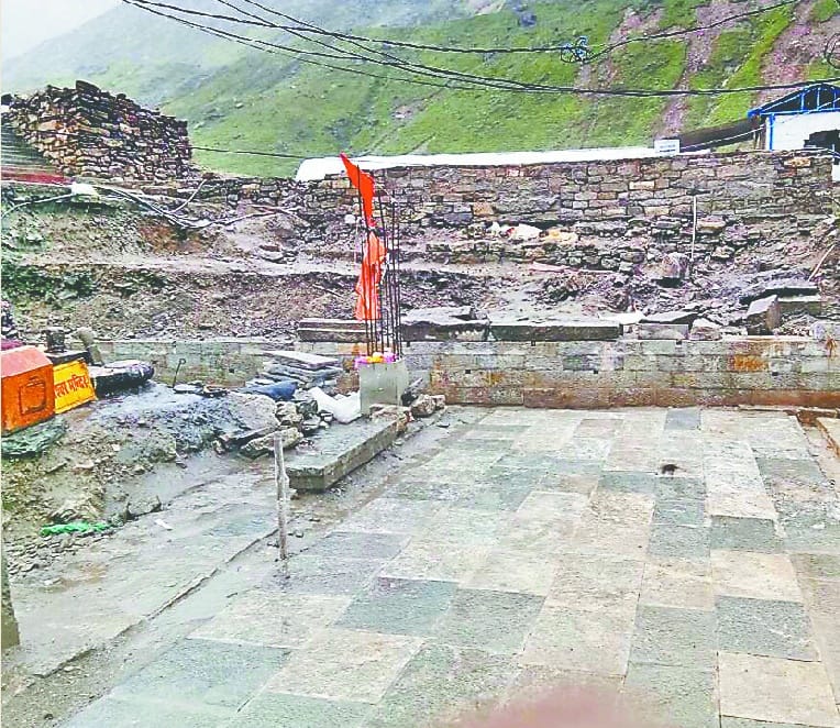  kedarnath disaster Boulder is now used to decorate temple 