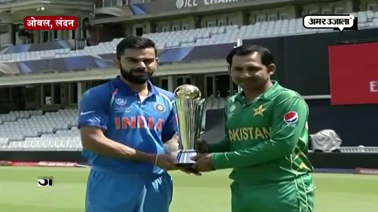 ट्रॉफी के साथ कोहली