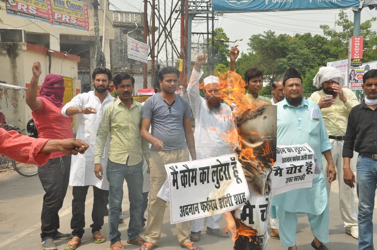 मियां साहब और जफर फारूकी का पुतला फूंका