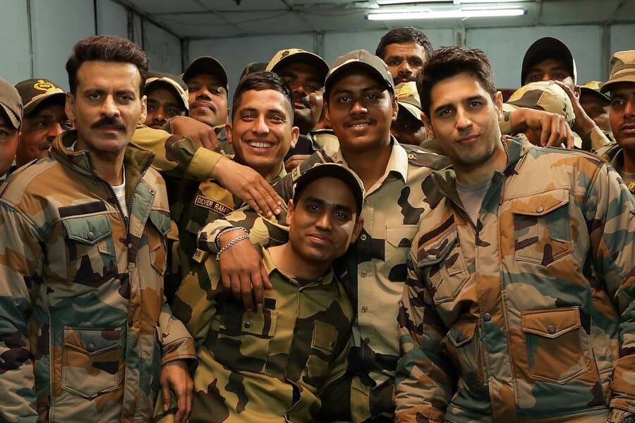 Sidharth Malhotra, Manoj Bajpayee in Army uniform for the film Aiyaary