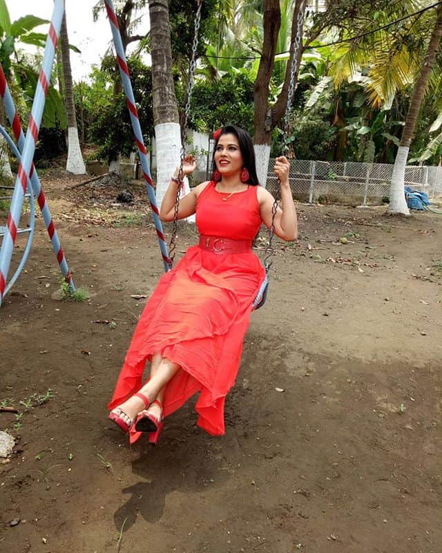 Bhojpuri Actress Item Queen Seema Singh in Varanasi, know her next film 