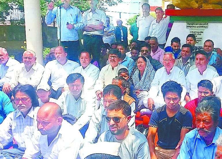  Former Assembly Speaker Kunjwal sitting on fasting