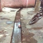अस्पताल की नालियों में पड़ीं बियर की केन। 