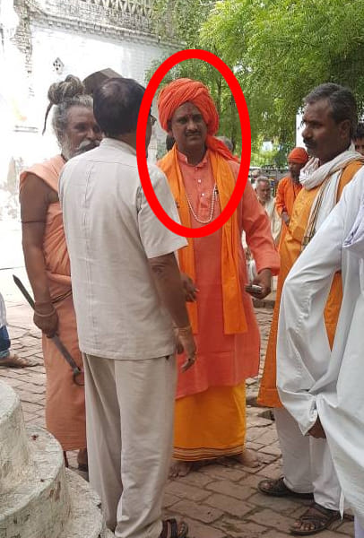 छुट्टी लेकर महंत बनने पहुंचा  सिपाही