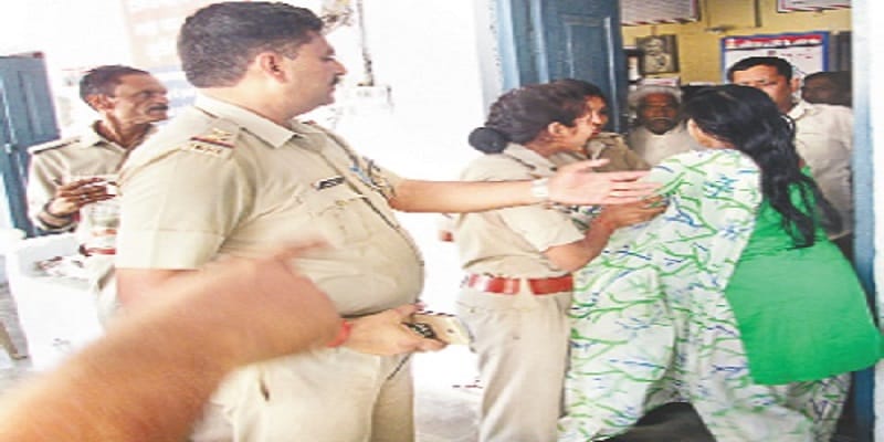 Yogiraj : Women constable beating in police station, fierce ruckus