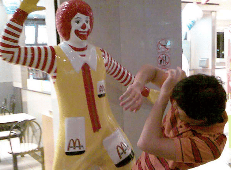 Top 10 funny photos of people posing with statues and sculptures