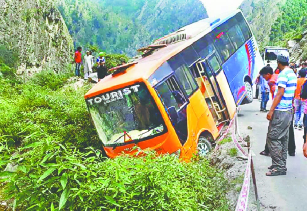 bus accident but all passengers survive in badrinath highway