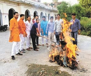 Students flutter Vice-Chancellor