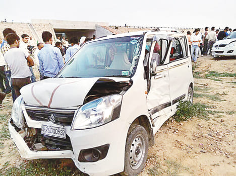 17 wounded in encounter of loader and van
