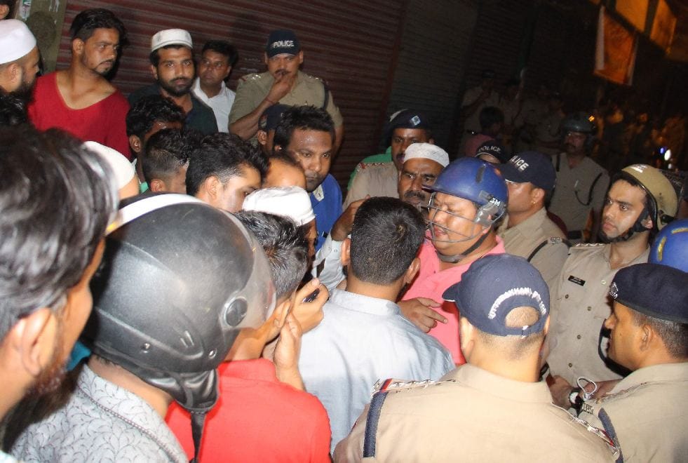 photos of fight two groups for Attack on religious place wall