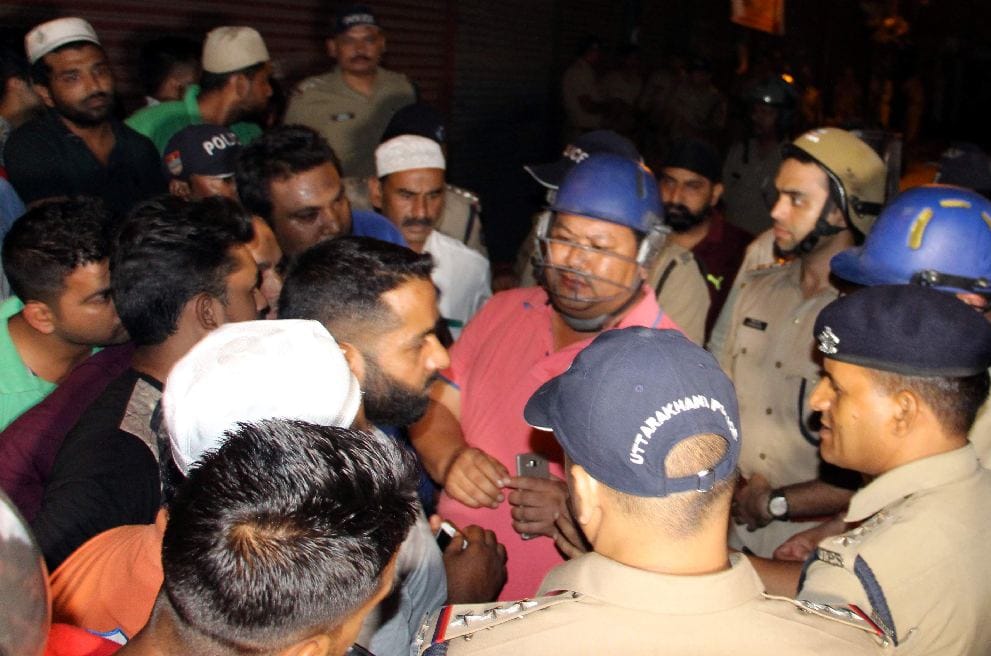 photos of fight two groups for Attack on religious place wall