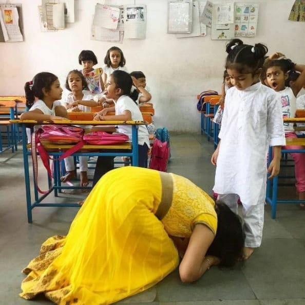Rushikul Gurukul Vidyalaya,Mumbai Teachers Touch Students’ Feet 