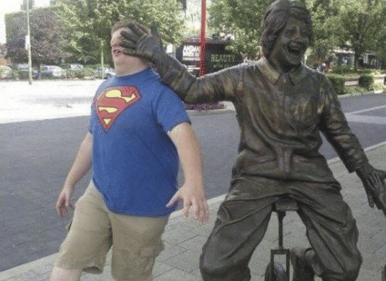 Top 10 funny photos of people posing with statues and sculptures
