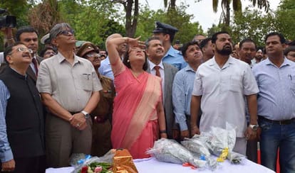 nazma heftullah unfurled tricolour in jamia millia islamia delhi 