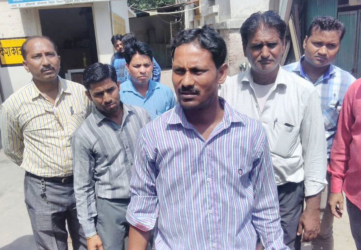 4.56 lakh cash looted from power plant.