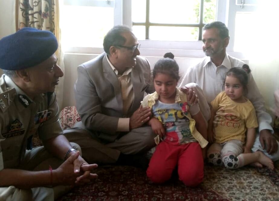 jammu and kashmir govenment to give free education to kids of feroz dar