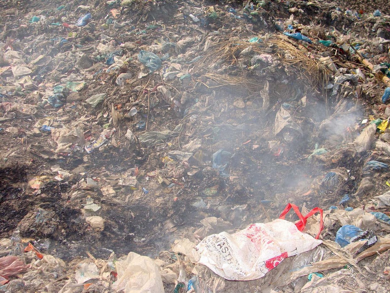The carelessness of the municipality, the garbage smoke being heavy on health