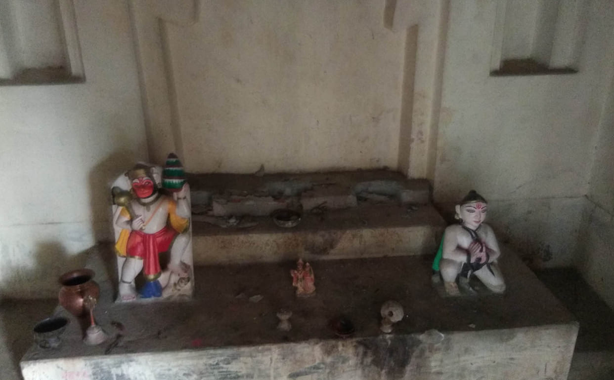 Three statues of three feet of marble stolen