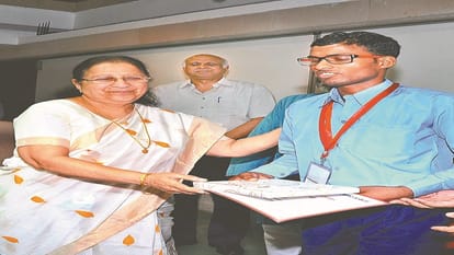sumitra mahajan lok sabha speakar maheshwari scholarship uttar pradesh