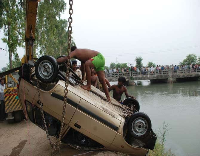 uttar pradesh family drowned in karnal canal with car