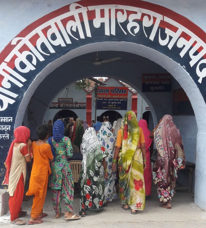 महिलाओं ने किया मारहरा थाने का घेराव