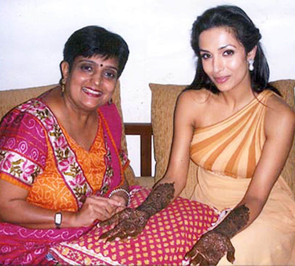 veena nagda is bollywood mehandi queen, rekha madhuri dixit dimple kapadia is her clients