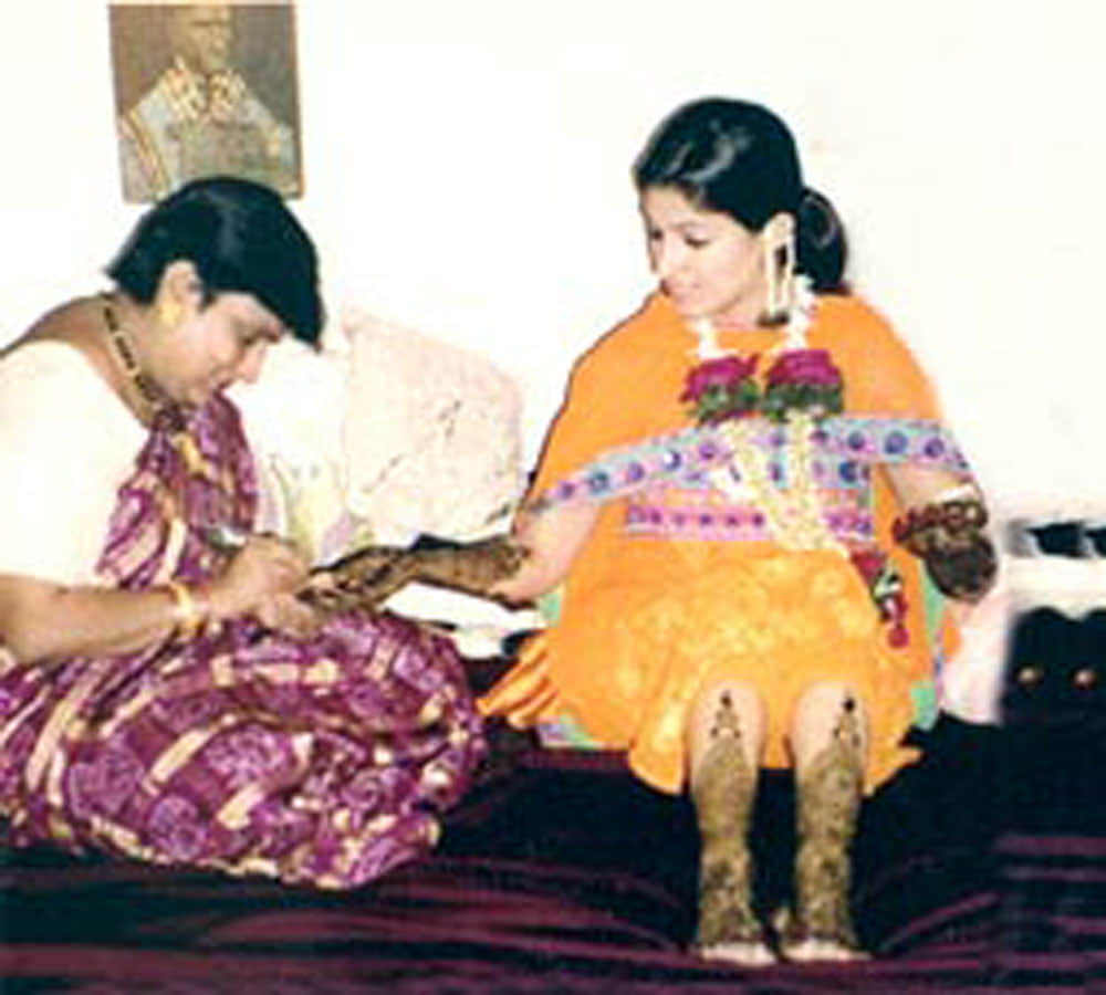 veena nagda is bollywood mehandi queen, rekha madhuri dixit dimple kapadia is her clients