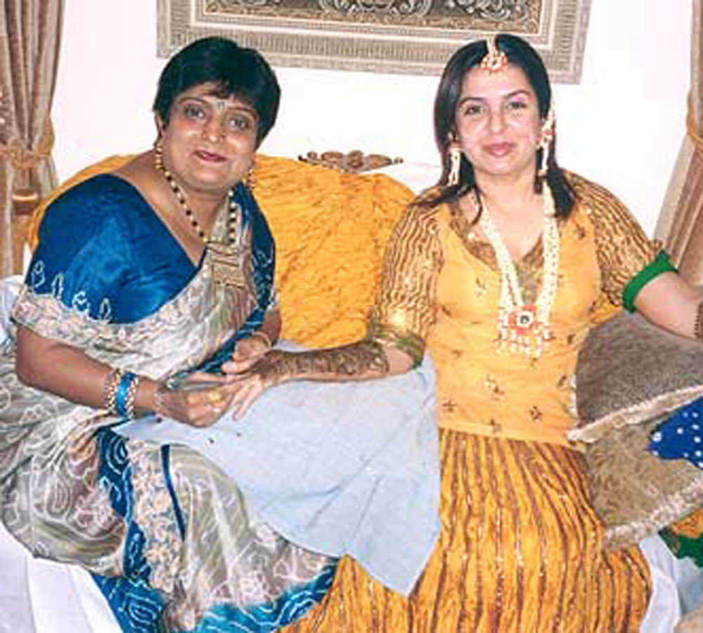 mehandi queen veena nagda applied henna on sonam kapoor hands