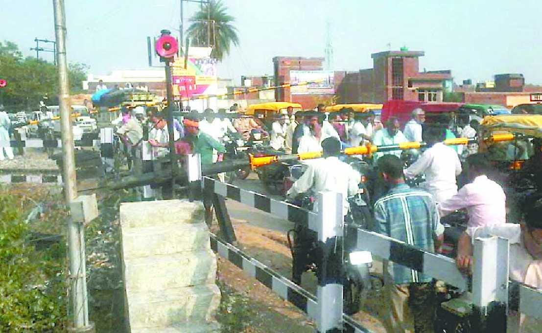 Barrier wire breaks down on Netkar crossing