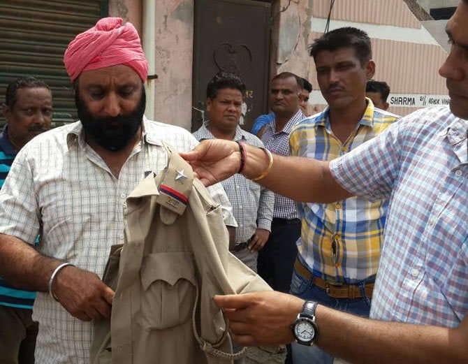 ambala police beaten by family