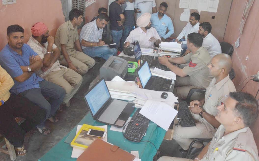 ambala police beaten by family
