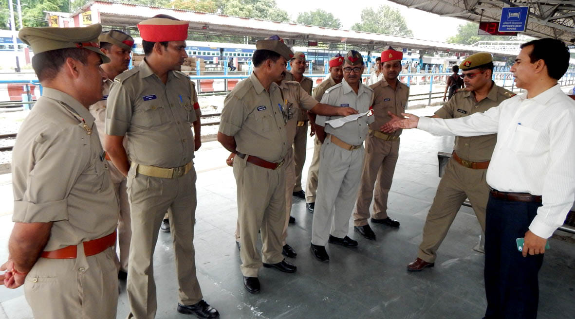 constable stolen money from businessman outside of ballia station