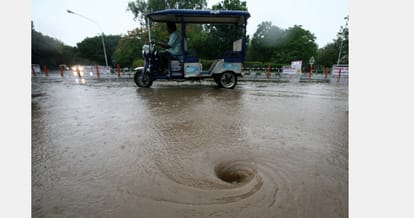 chandigarh heavy rain, roads block due to water logging